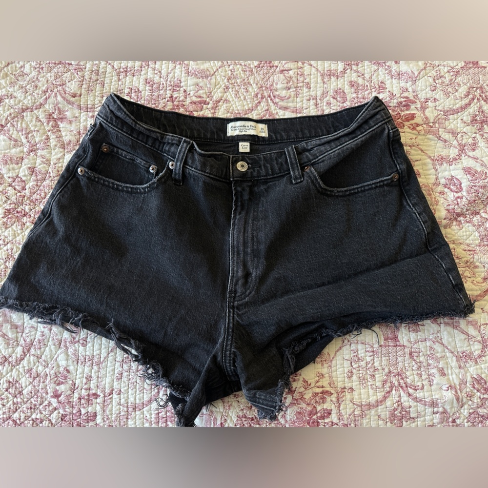 🖤 Abercrombie & Fitch Curve Love High Rise Mom Shorts – Black Distressed Denim